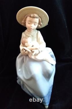 LLadro NAO 1390 A sister's love girl with hat baby 12 porcelain figure figurine