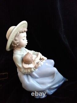 LLadro NAO 1390 A sister's love girl with hat baby 12 porcelain figure figurine