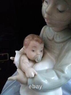 LLadro NAO 1390 A sister's love girl with hat baby 12 porcelain figure figurine