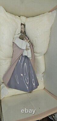 LLadro NAO A Mother's Touch Porcelain Figurine Number # 1300 Withbox