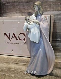 LLadro NAO A Mother's Touch Porcelain Figurine Number # 1300 Withbox