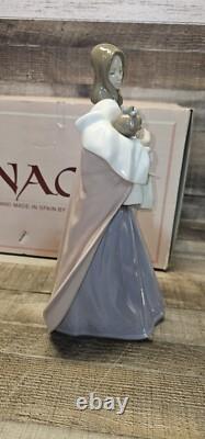 LLadro NAO A Mother's Touch Porcelain Figurine Number # 1300 Withbox
