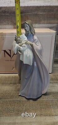 LLadro NAO A Mother's Touch Porcelain Figurine Number # 1300 Withbox