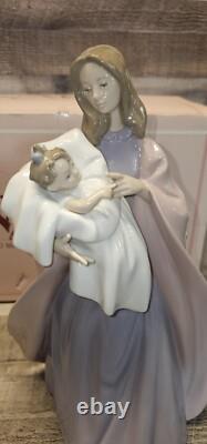 LLadro NAO A Mother's Touch Porcelain Figurine Number # 1300 Withbox