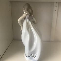 Large 13 X 7 X 6 Inches Lladro Nao Figure Elegant Lady Holding Hat Figurine