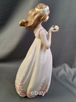 Large Figure Woman With Flowers. Porcelain Nao. Handmade. Lladro. 20th Century