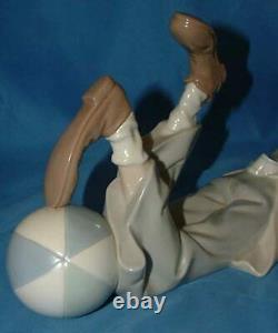 Large Lladro Clown Model #4618 Lying with Beach Ball Excellent Condition
