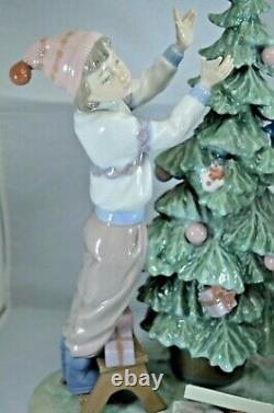 Large Lladro Figure Trimming The Tree Ref 5897 Missing Star