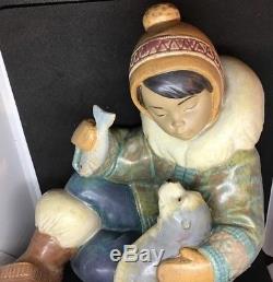 Large Lladro Figurine #2361 Gres Cold Companions Eskimo Boy Feeding A Seal