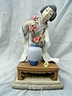 Large Lladro Figurine #4840 Japonesa Decorando Geisha Flower Arranger Perfect