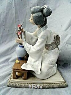 Large Lladro Figurine #4840 Japonesa Decorando Geisha Flower Arranger Perfect