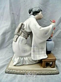Large Lladro Figurine #4840 Japonesa Decorando Geisha Flower Arranger Perfect