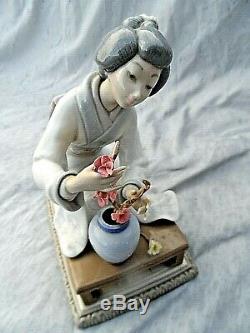 Large Lladro Figurine #4840 Japonesa Decorando Geisha Flower Arranger Perfect