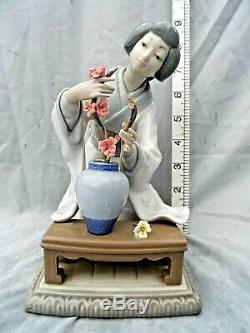 Large Lladro Figurine #4840 Japonesa Decorando Geisha Flower Arranger Perfect