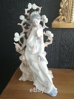 Large Lladro Geisha 4807 In Kimono Sitting On Tree Holding A Mirror/fan Perfect