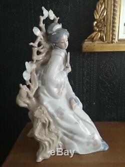 Large Lladro Geisha 4807 In Kimono Sitting On Tree Holding A Mirror/fan Perfect