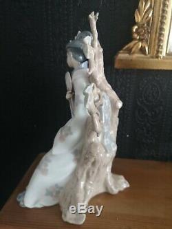 Large Lladro Geisha 4807 In Kimono Sitting On Tree Holding A Mirror/fan Perfect