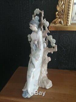 Large Lladro Geisha 4807 In Kimono Sitting On Tree Holding A Mirror/fan Perfect