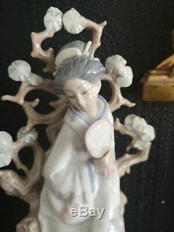 Large Lladro Geisha 4807 In Kimono Sitting On Tree Holding A Mirror/fan Perfect