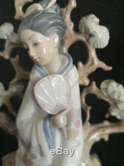 Large Lladro Geisha 4807 In Kimono Sitting On Tree Holding A Mirror/fan Perfect