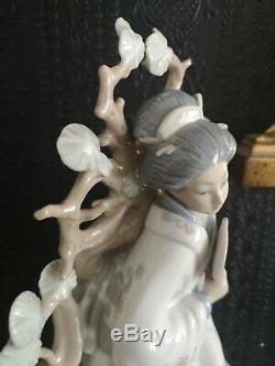 Large Lladro Geisha 4807 In Kimono Sitting On Tree Holding A Mirror/fan Perfect