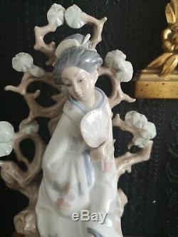 Large Lladro Geisha 4807 In Kimono Sitting On Tree Holding A Mirror/fan Perfect