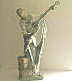 Large Lladro Troubadour In Love Man Mandolin Figure. Model No/4699, Alfredo Ruiz