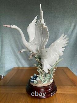 Large Lladro -swans Take Flight- Prestige Figure Model 5912 Duck Goose Bird Pond