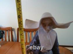 Large lladro nun charity No12112 issued 1978