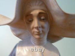 Large lladro nun charity No12112 issued 1978