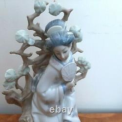 Lladro 4807 Large Geisha in Kimono holding Fan Retired Perfect