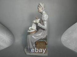 Lladro 5126 Medieval Lady Sewing A Trousseau / Embroidering