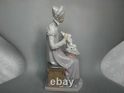Lladro 5126 Medieval Lady Sewing A Trousseau / Embroidering