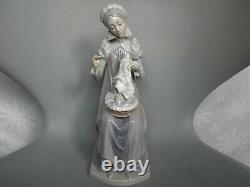 Lladro 5126 Medieval Lady Sewing A Trousseau / Embroidering