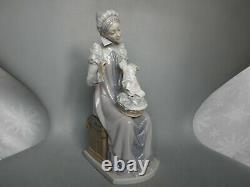 Lladro 5126 Medieval Lady Sewing A Trousseau / Embroidering