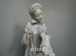 Lladro 5126 Medieval Lady Sewing A Trousseau / Embroidering