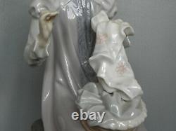 Lladro 5126 Medieval Lady Sewing A Trousseau / Embroidering