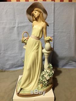 Lladro #5378'time For Reflection' Elegant Lady Figurine. Very Rarely For Sale
