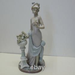 Lladro A Touch of Class Beautiful Figurine 5377 Small Damage Rare Retired