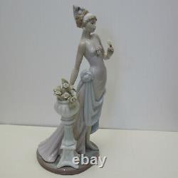 Lladro A Touch of Class Beautiful Figurine 5377 Small Damage Rare Retired