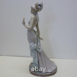 Lladro A Touch of Class Beautiful Figurine 5377 Small Damage Rare Retired