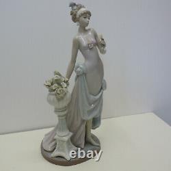 Lladro A Touch of Class Beautiful Figurine 5377 Small Damage Rare Retired