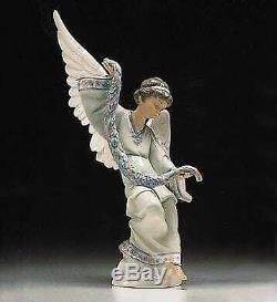 Lladro Angel With Garland (6133)