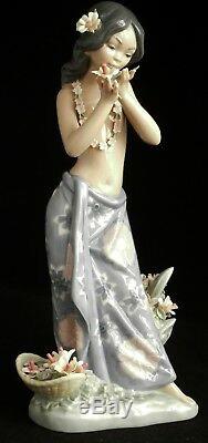 Lladro Aroma of the Islands Figurine. #1480