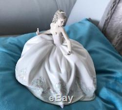 Lladro'At the Ball' 5859 Lady in Ball Gown Holding Fan