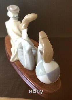 Lladro Clown. Reclining. 4618. With base