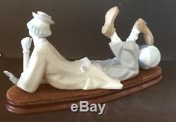 Lladro Clown. Reclining. 4618. With base