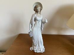 Lladro Dainty Lady Large Figure Model #4934 Woman Dress Bonnet Shawl