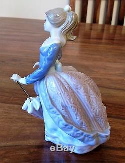 Lladro Damisela with parasol 5212 MINT & BOXED. SUPERB! REDUCED for quick sale