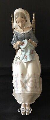 Lladro Embroiderer (Insular Embroidress) 4865